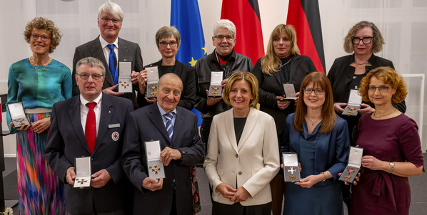 Ministerpräsidentin a.D. Malu Dreyer mit ausgezeichneten Ordensträgerinnen und Ordensträgern.